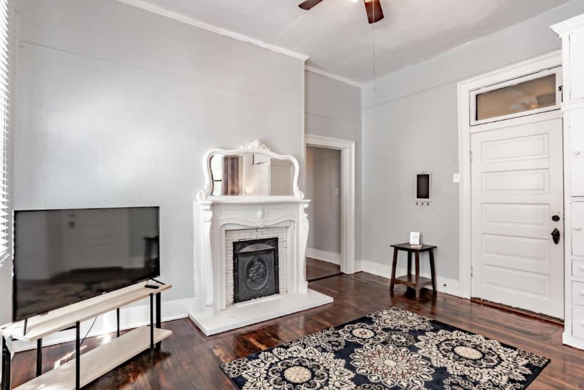 Mins From Downtown & Dining, Dauphin Darling 2 Apartman Mobile Kültér fotó